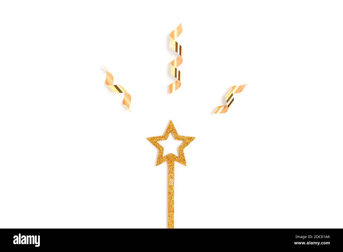 Goldener glitzernder Zauberstab in Sternform mit Konfetti. Festliches Konzept auf weißem Hintergrund. Stockfoto