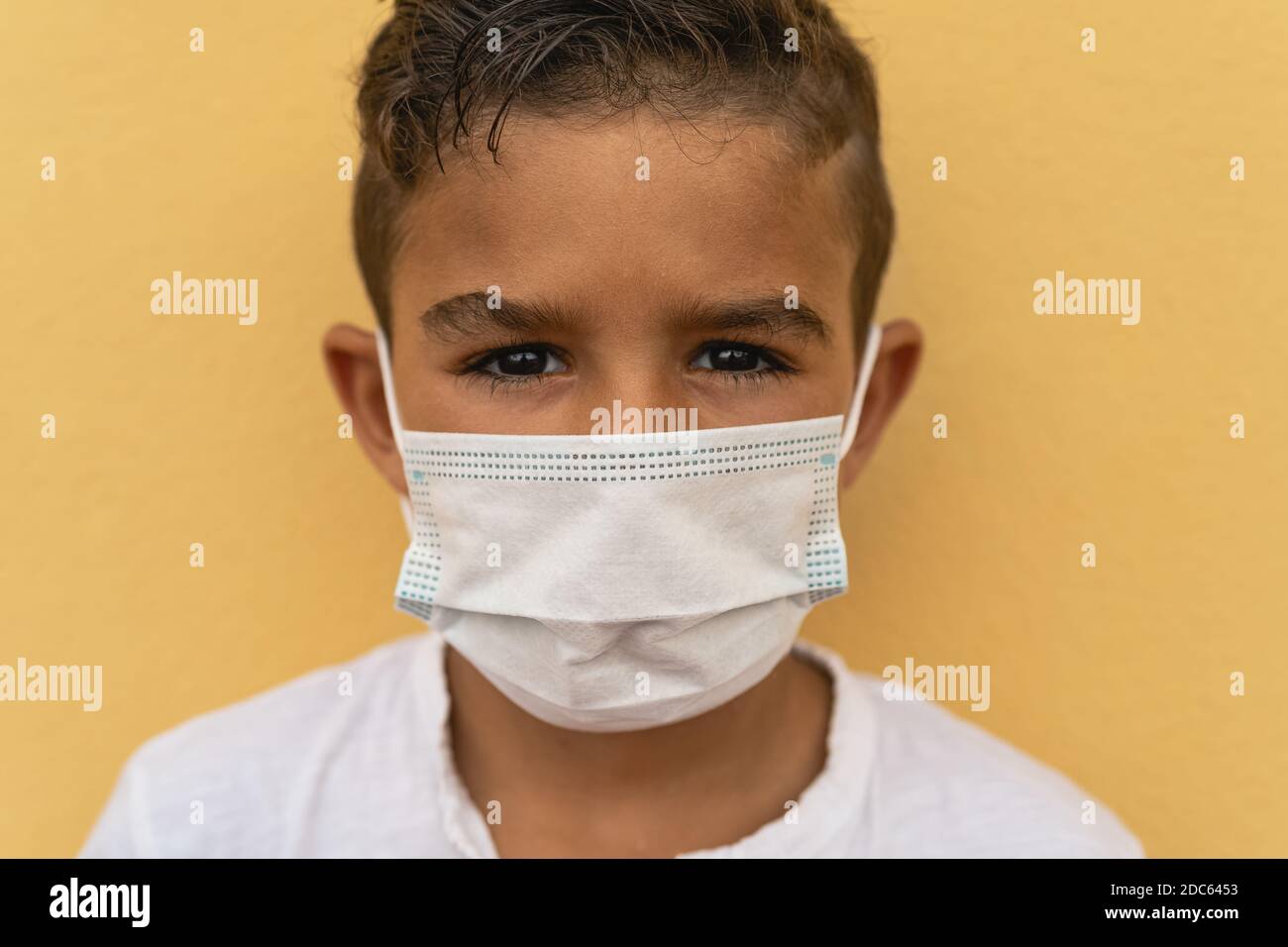Kind trägt Gesichtsschutzmaske zurück zur Schule gehen während corona Virus pandemic - Sicherheitskovid19 Maßnahmenkonzept Stockfoto