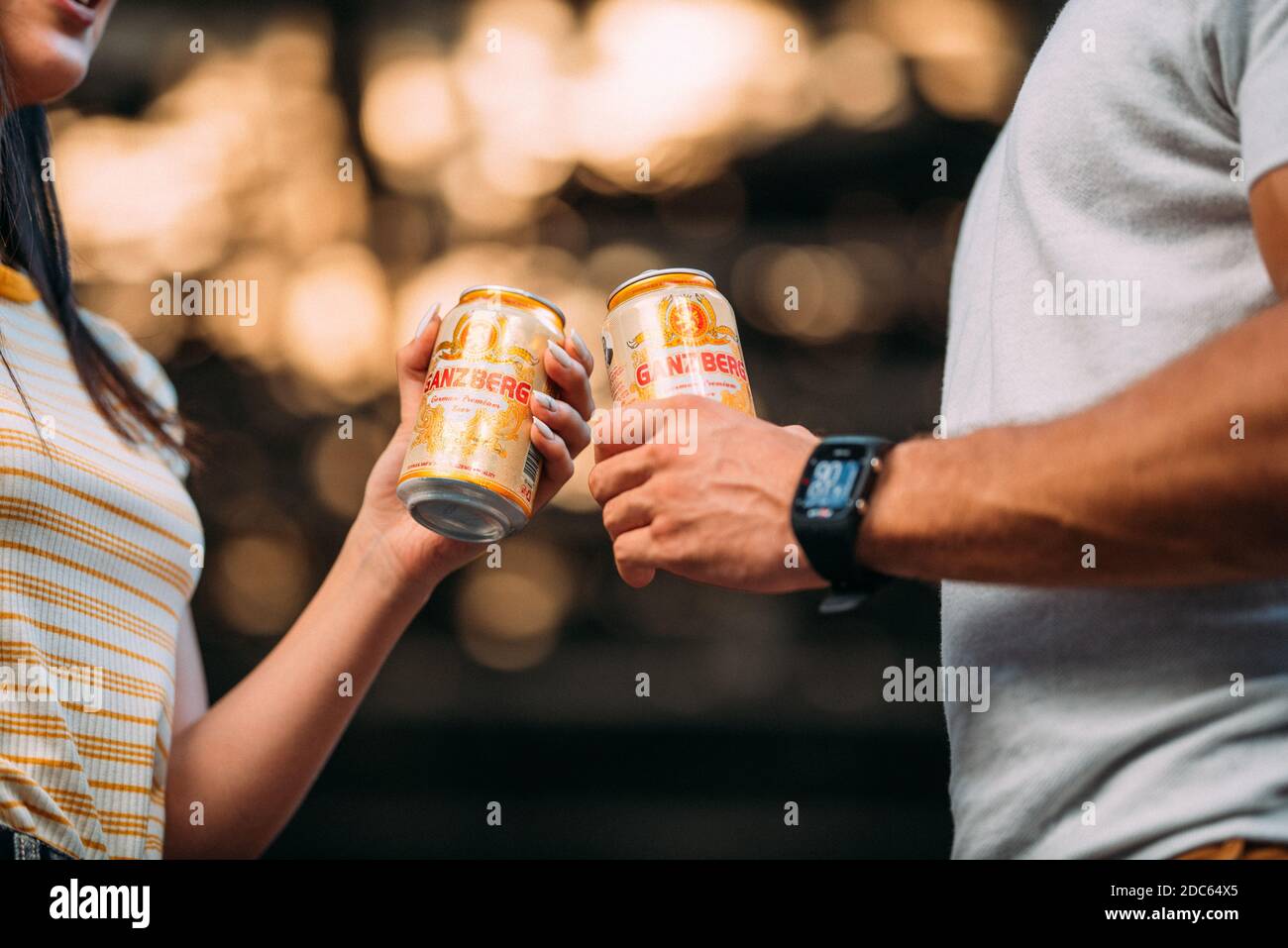 Schönes junges Paar sitzen Bier trinken und feiern Stockfoto