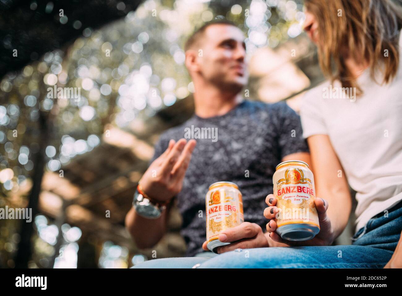 Schönes junges Paar sitzen Bier trinken und feiern Stockfoto
