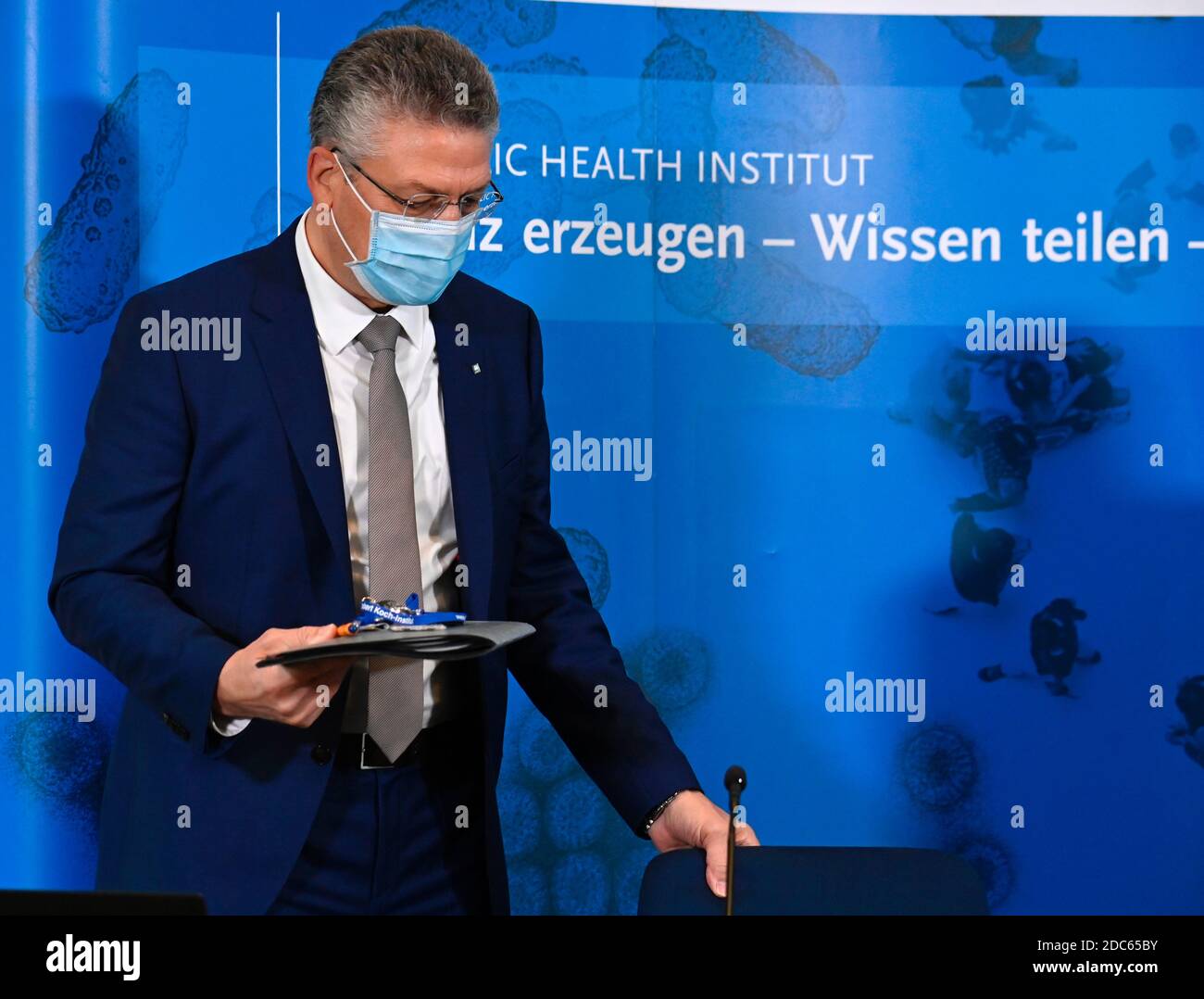 19. November 2020, Berlin: Lothar Wieler, Präsident des Robert Koch-Instituts (RKI), kommt zu einer Pressekonferenz zur aktuellen Lage in der Corona-Pandemie. Foto: Tobias Schwarz/AFP POOL/dpa Stockfoto