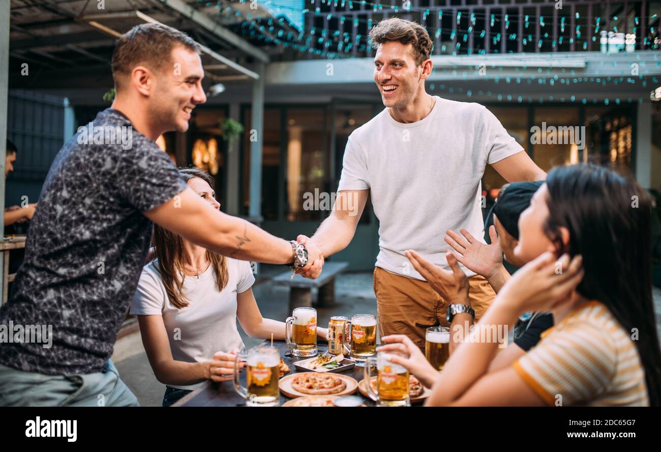 Party Bier mit Freunden trinken Ganzberg Bier und Toasting Bier in der Brauerei Bar Restaurant. Freundschaftskonzept mit jungen Menschen, die gemeinsam Spaß haben. Stockfoto