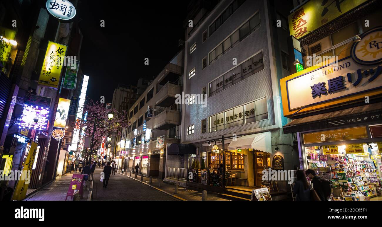 TOKIO, JAPAN - 06. Apr 2016: Die Straßen und Nachtlichter von Tokio. Tokio - Japanische Hauptstadt, Verwaltung, Finanzen, Kultur, Handel und Politik Stockfoto