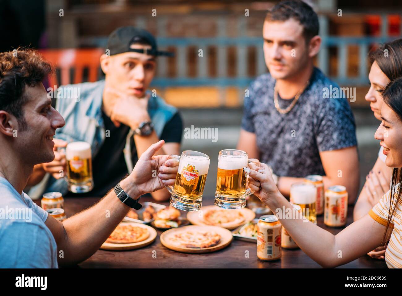 Party Bier mit Freunden trinken Ganzberg Bier und Toasting Bier in der Brauerei Bar Restaurant. Freundschaftskonzept mit jungen Menschen, die gemeinsam Spaß haben. Stockfoto