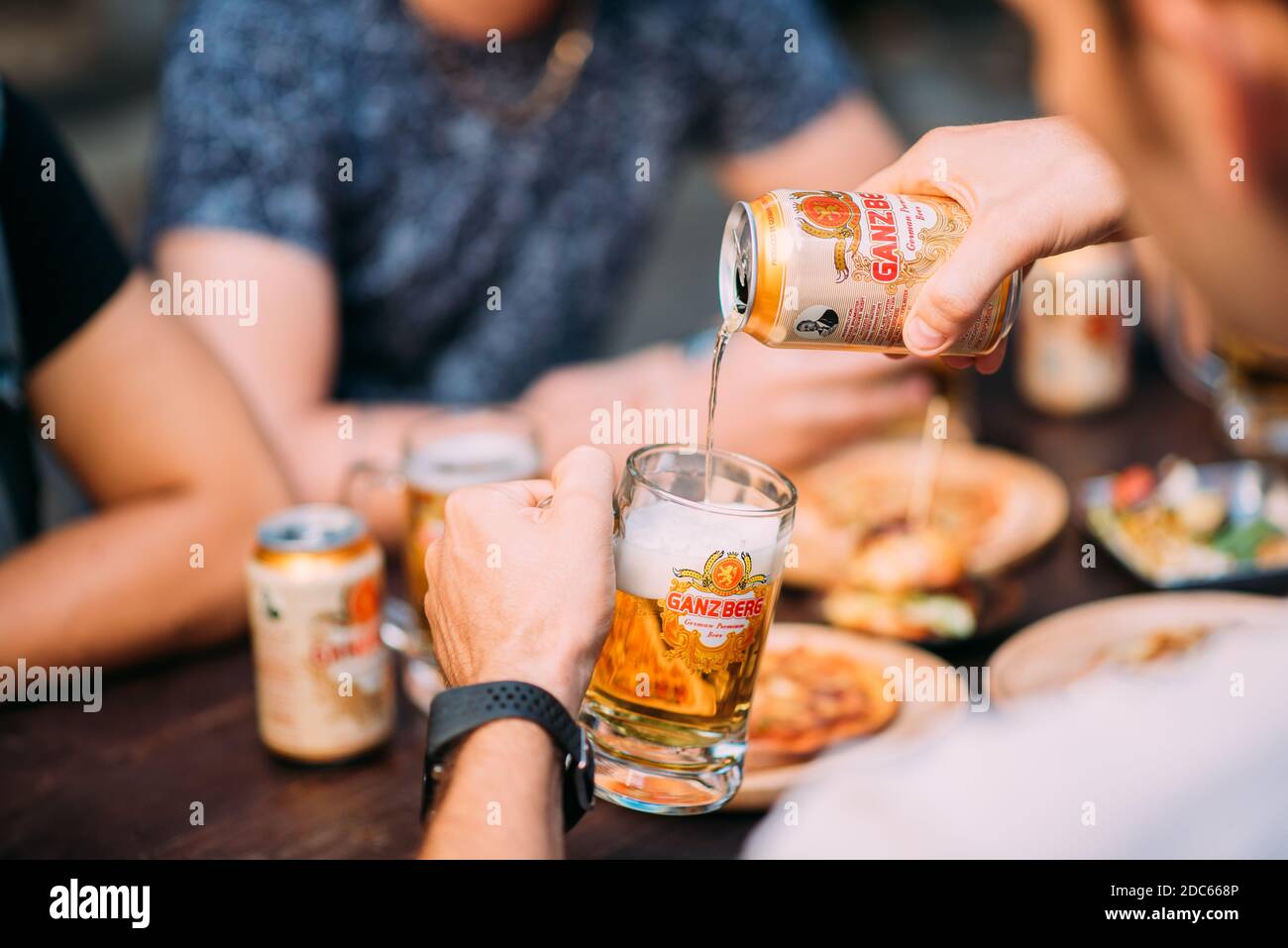 Party Bier mit Freunden trinken Ganzberg Bier und Toasting Bier in der Brauerei Bar Restaurant. Freundschaftskonzept mit jungen Menschen, die gemeinsam Spaß haben. Stockfoto