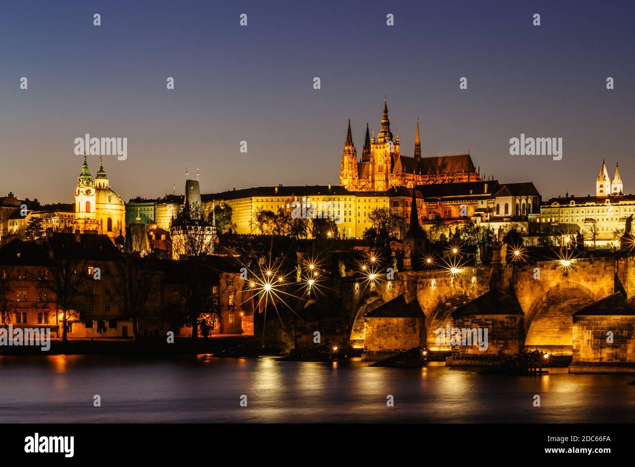 Postkarte Ansicht der Nacht Prag Panorama, Hauptstadt der Tschechischen republik.Amazing europäischen Stadtbild.Prager Burg, Karlsbrücke, Moldau Stockfoto