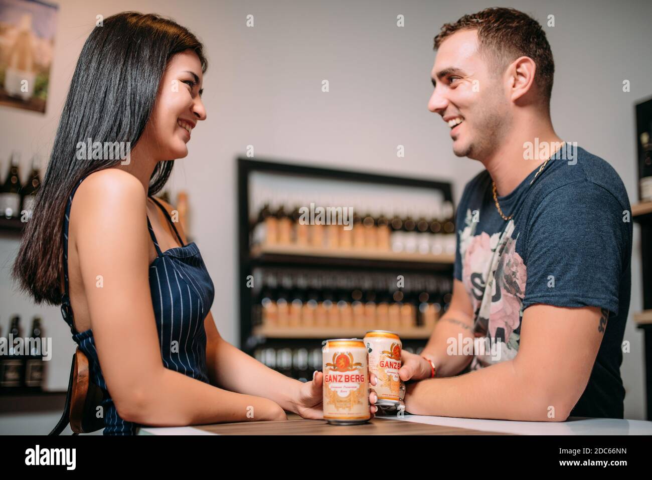 Bier-Party - Junges Paar genießen heißen Sommertag auf einer Dachparty, trinken Ganzberg Bier und Spaß haben Stockfoto