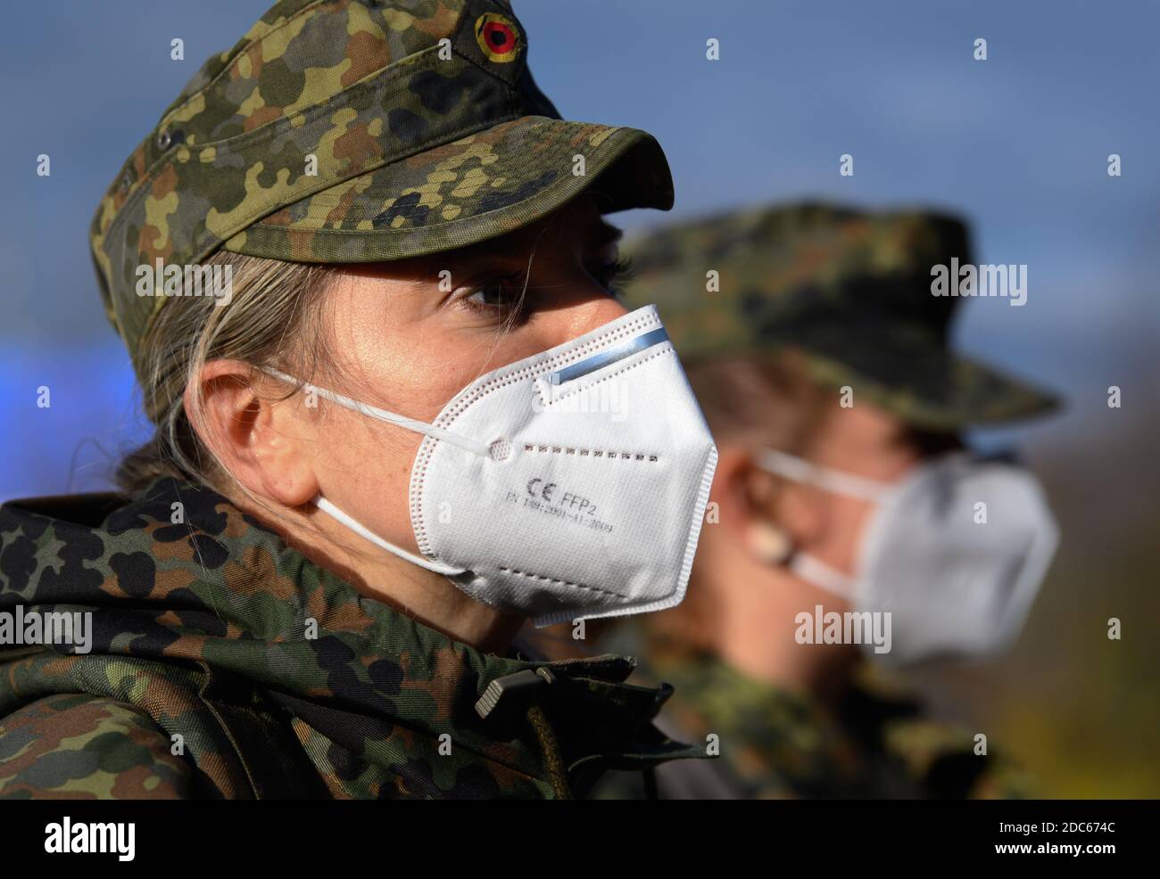 16. November 2020, Sachsen, Görlitz: Soldaten der Bundeswehr des Medizinischen Regiments 1 Weißenfels aus Sachsen-Anhalt stehen vor dem Städtischen Krankenhaus und tragen FFP2-Masken. Die erhöhte Anzahl von Corona-Infektionen führt zu mehr Covid-19-Patienten in immer mehr Krankenhäusern. Im Landkreis Görlitz kommt nun auch die Bundeswehr den Krankenhäusern zu Hilfe. Foto: Robert Michael/dpa-Zentralbild/ZB Stockfoto