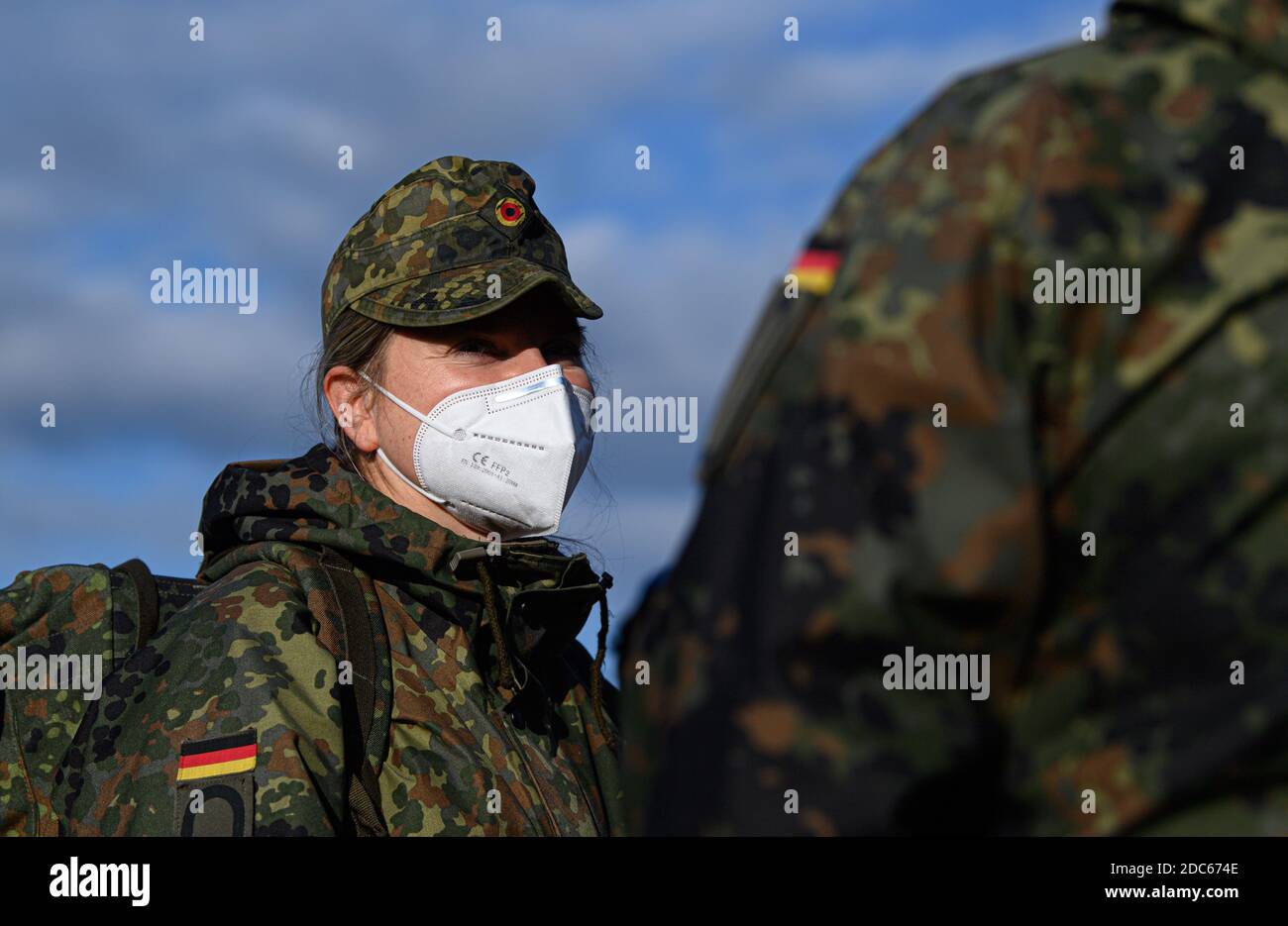 16. November 2020, Sachsen, Görlitz: Soldaten der Bundeswehr des Medizinischen Regiments 1 Weißenfels aus Sachsen-Anhalt stehen vor dem Städtischen Krankenhaus und tragen FFP2-Masken. Die erhöhte Anzahl von Corona-Infektionen führt zu mehr Covid-19-Patienten in immer mehr Krankenhäusern. Im Landkreis Görlitz kommt nun auch die Bundeswehr den Krankenhäusern zu Hilfe. Foto: Robert Michael/dpa-Zentralbild/ZB Stockfoto