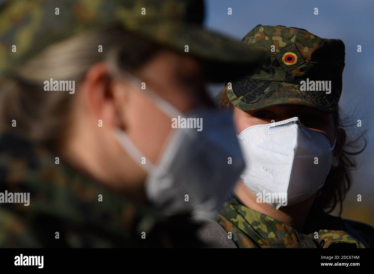 16. November 2020, Sachsen, Görlitz: Soldaten der Bundeswehr des Medizinischen Regiments 1 Weißenfels aus Sachsen-Anhalt stehen vor dem Städtischen Krankenhaus und tragen FFP2-Masken. Die erhöhte Anzahl von Corona-Infektionen führt zu mehr Covid-19-Patienten in immer mehr Krankenhäusern. Im Landkreis Görlitz kommt nun auch die Bundeswehr den Krankenhäusern zu Hilfe. Foto: Robert Michael/dpa-Zentralbild/ZB Stockfoto