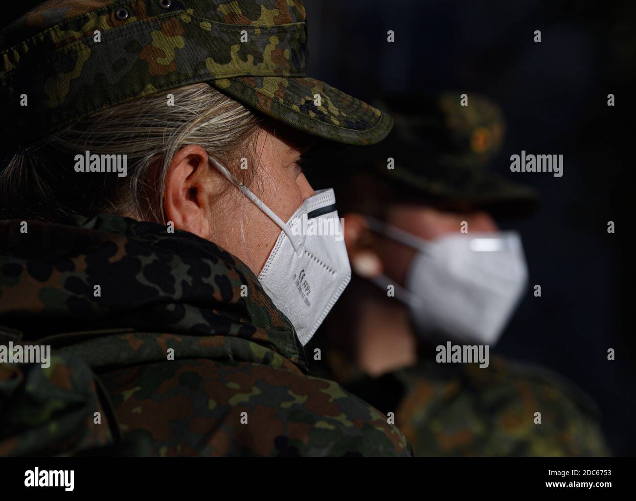 16. November 2020, Sachsen, Görlitz: Soldaten der Bundeswehr des Medizinischen Regiments 1 Weißenfels aus Sachsen-Anhalt stehen vor dem Städtischen Krankenhaus und tragen FFP2-Masken. Die erhöhte Anzahl von Corona-Infektionen führt zu mehr Covid-19-Patienten in immer mehr Krankenhäusern. Im Landkreis Görlitz kommt nun auch die Bundeswehr den Krankenhäusern zu Hilfe. Foto: Robert Michael/dpa-Zentralbild/ZB Stockfoto