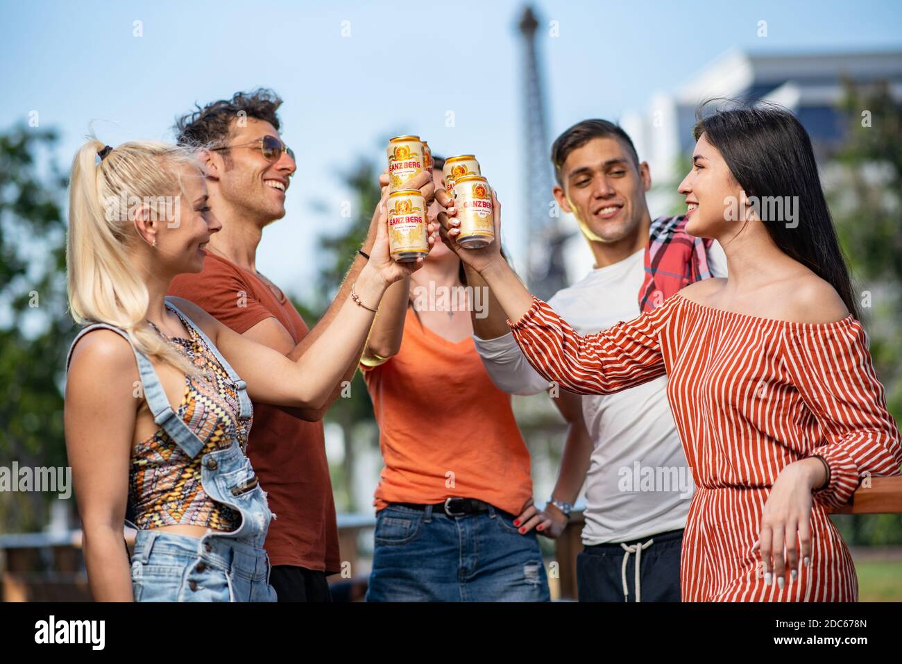 Fröhliche Freunde Party trinken Bier Picknick im Freien Stockfoto
