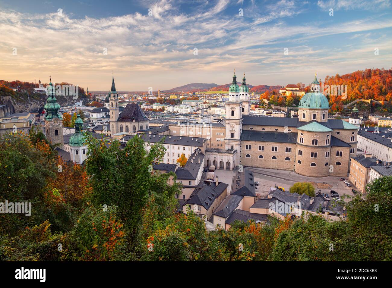 Salzburg, Österreich. Stadtbild von Salzburg, Österreich mit Salzburger Dom bei Herbstuntergang. Stockfoto