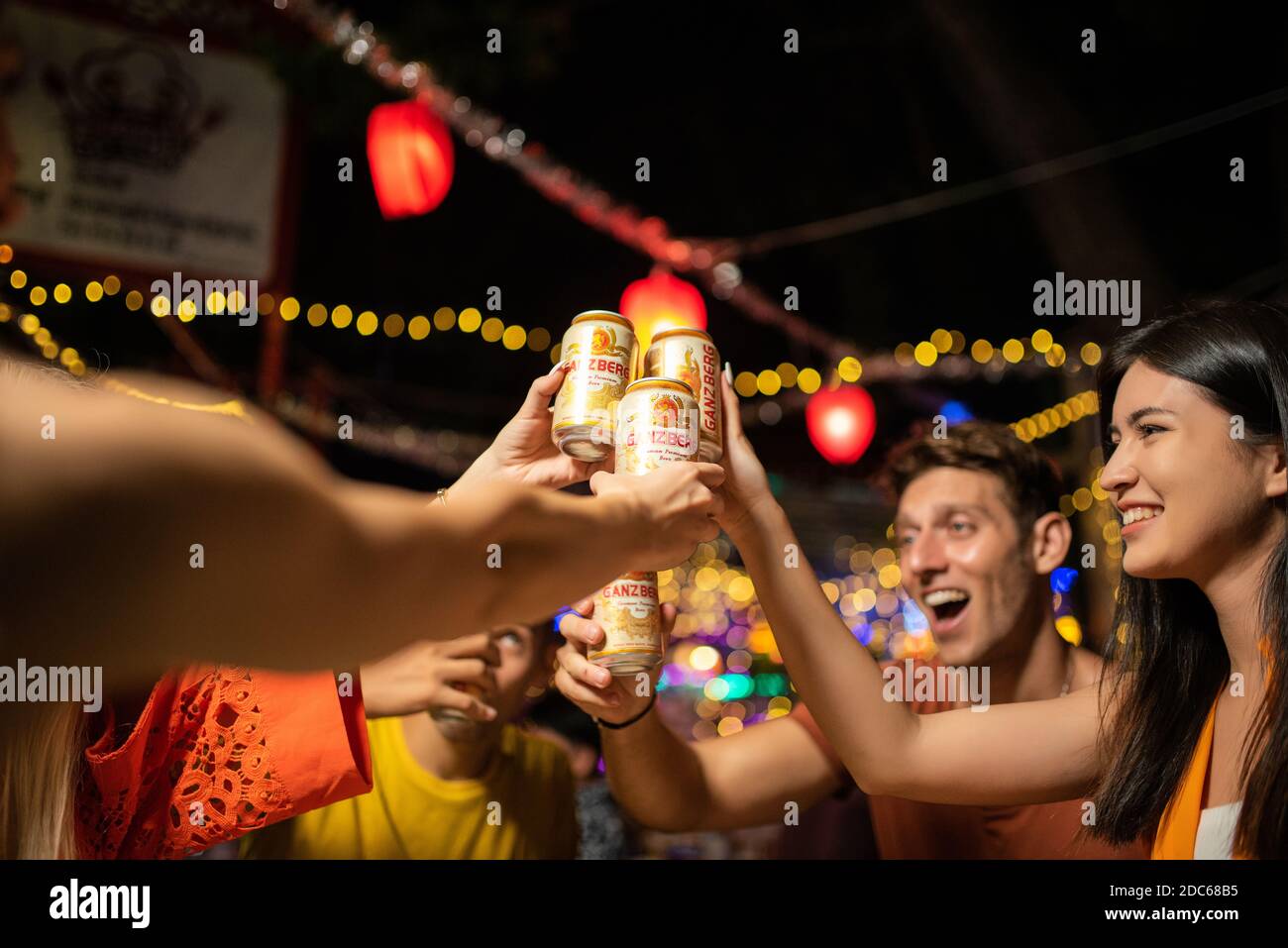 Party Bier mit Freunden trinken Ganzberg Bier und Toasting Bier in der Brauerei Bar Restaurant. Freundschaftskonzept mit jungen Menschen, die gemeinsam Spaß haben. Stockfoto