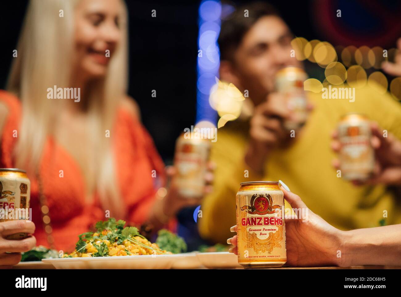 Party Bier mit Freunden trinken Ganzberg Bier und Toasting Bier in der Brauerei Bar Restaurant. Freundschaftskonzept mit jungen Menschen, die gemeinsam Spaß haben. Stockfoto