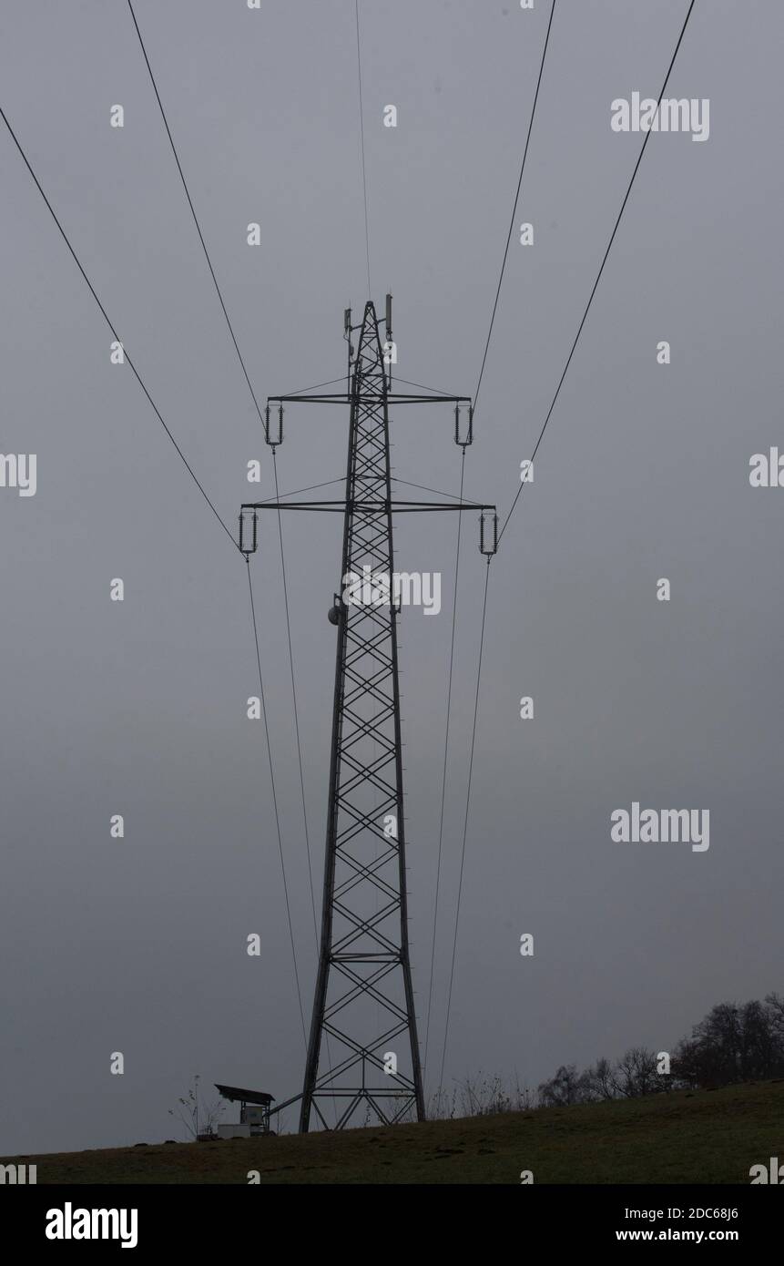 Energieversorgung mit einer 380 kv Stromleitung und Strom Stock im Winter Stockfoto