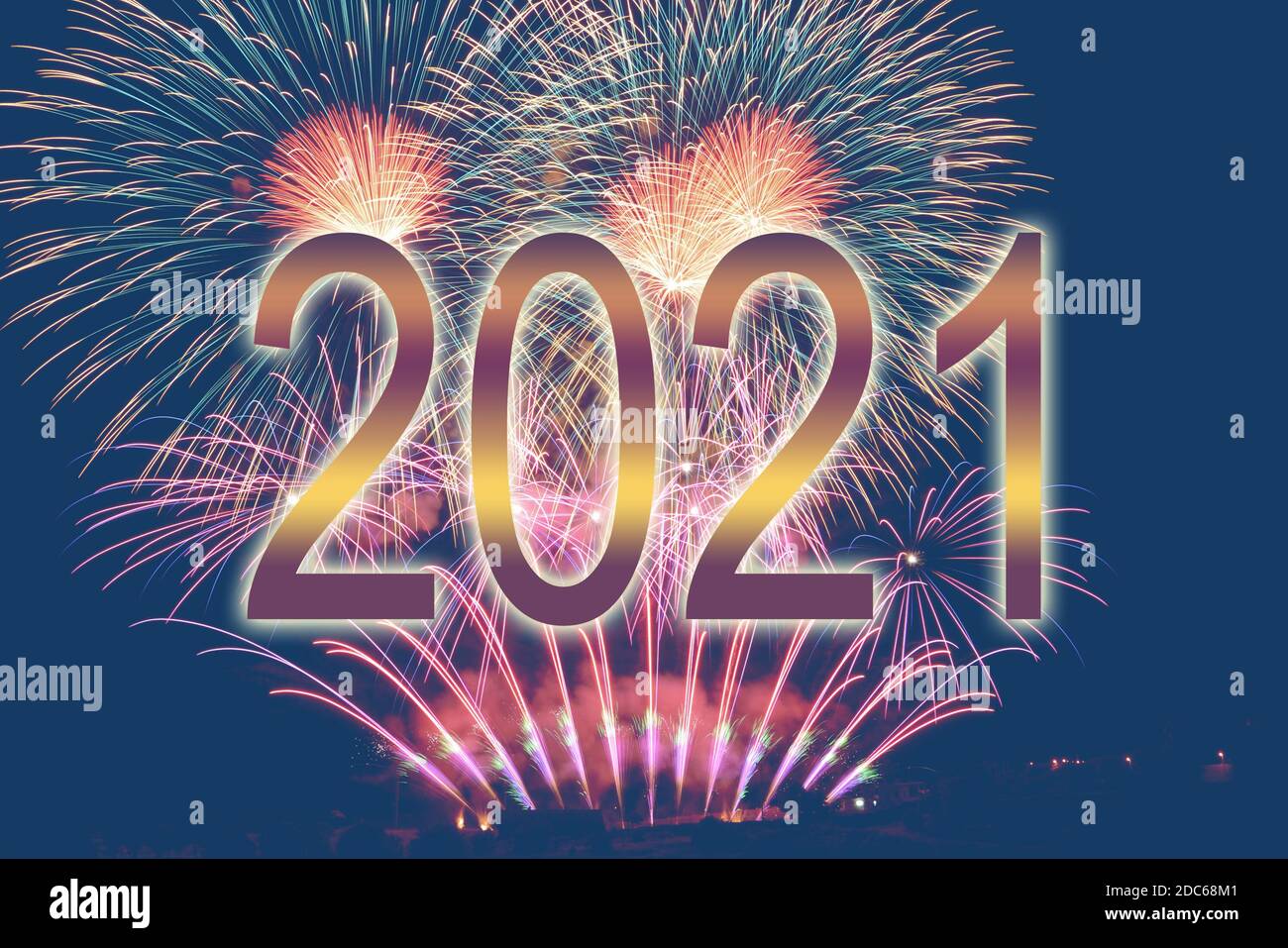 Stoßen Sie mit Feuerwerk auf das neue Jahr an Stockfoto
