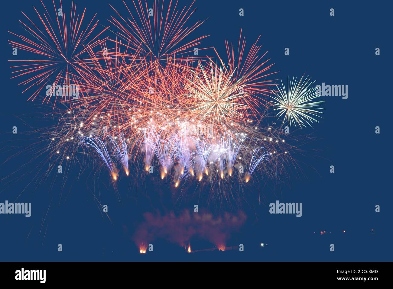 Stoßen Sie mit Feuerwerk auf das neue Jahr an Stockfoto