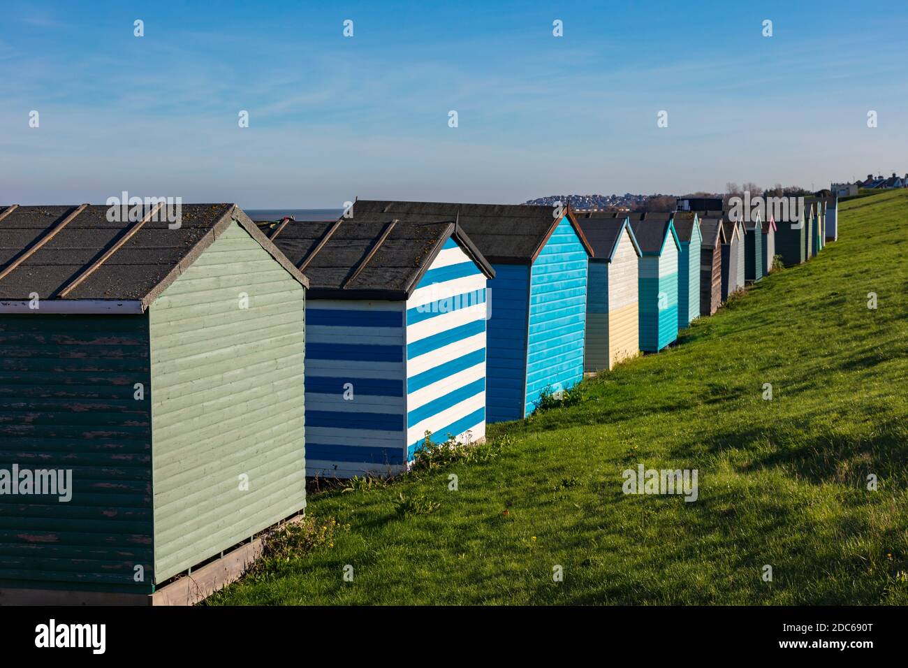 Reihen von bunten Stränden an Tankerton Hängen am Ufer der Themse Mündung, Tankerton, Whitstable, Kent, Großbritannien Stockfoto