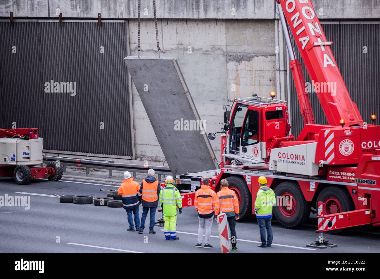 19. November 2020, Nordrhein-Westfalen, Köln: Eine zweite abgelegte Betonplatte wird auf die A3 geladen. Knapp eine Woche nachdem eine Betonplatte auf den A3 auf das Auto einer 66-jährigen Kölnerin gefallen ist, werden nun sechs weitere entfernt. Auch sie könnten potenziell gefährlich sein. Weil diese Platten auch falsch befestigt wurden. Foto: Rolf Vennenbernd/dpa Stockfoto