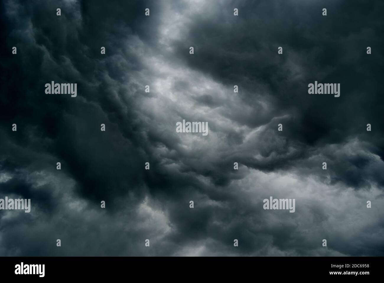 Dunkle regenwolkenwolke -Fotos und -Bildmaterial in hoher Auflösung – Alamy