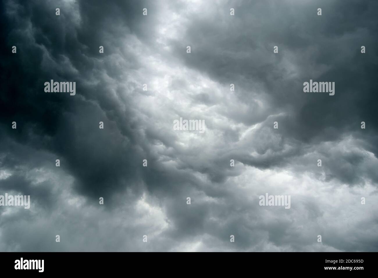 Dramatische Gewitterwolken zum Dunklen Himmel.Dunkler Himmel und schwarze Wolken, dramatische Gewitterwolken vor Regen. Stockfoto