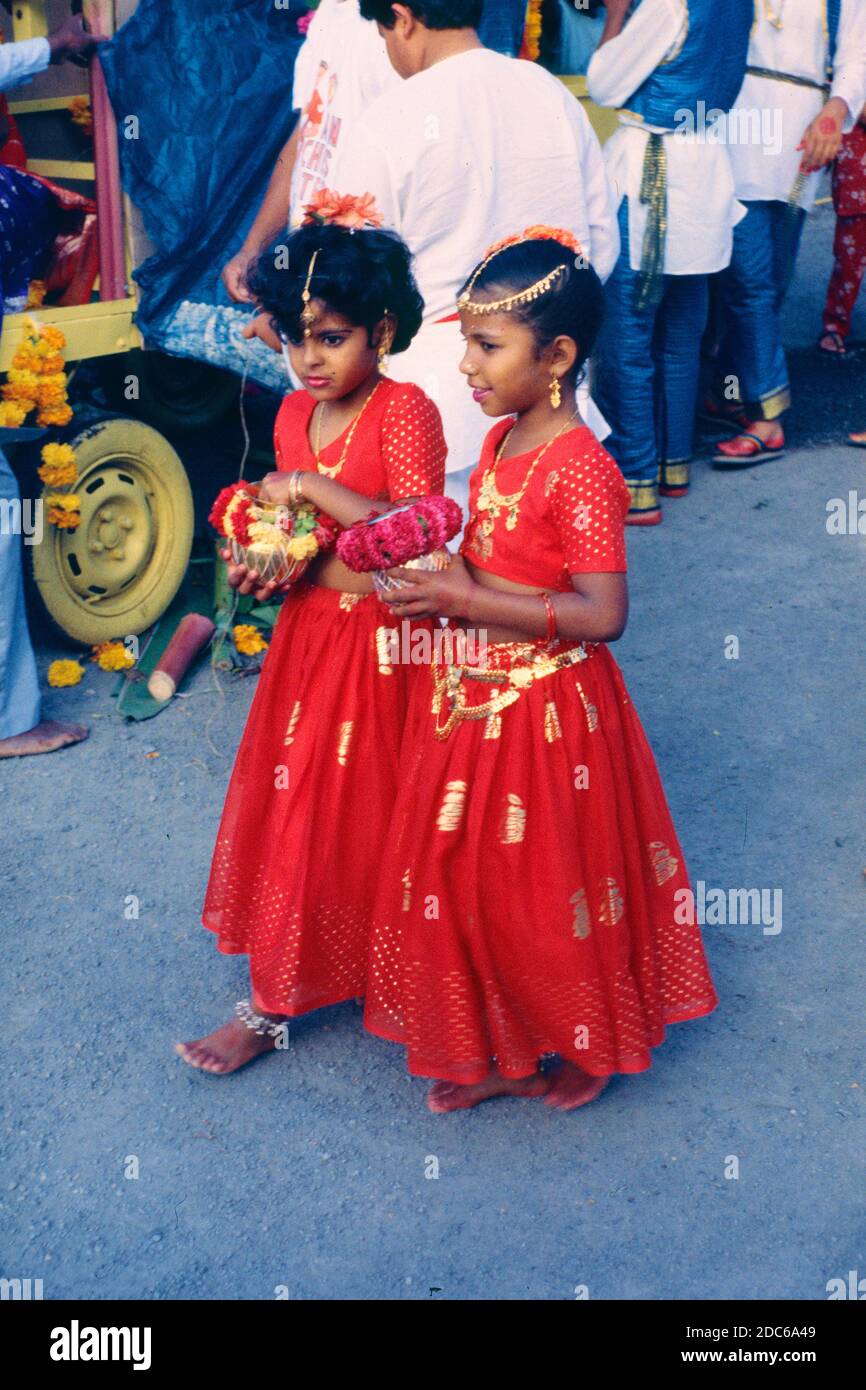Junge indische oder hinduistische Mädchen in traditioneller Kleidung & Tragangebot für Diwali, das Hindu Festival of Lights, in Réunion Island Frankreich Stockfoto
