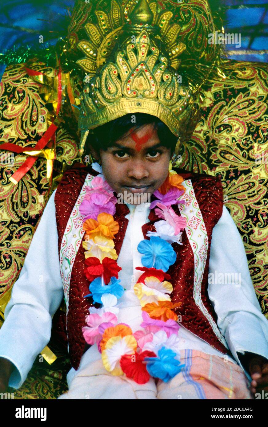 Porträt eines jungen Indianers oder eines hinduistischen Jungen, gekleidet als Prinz und drapiert mit Blumengirlanden für Diwali, oder das indische Lichterfest in Réunion Island Frankreich Stockfoto