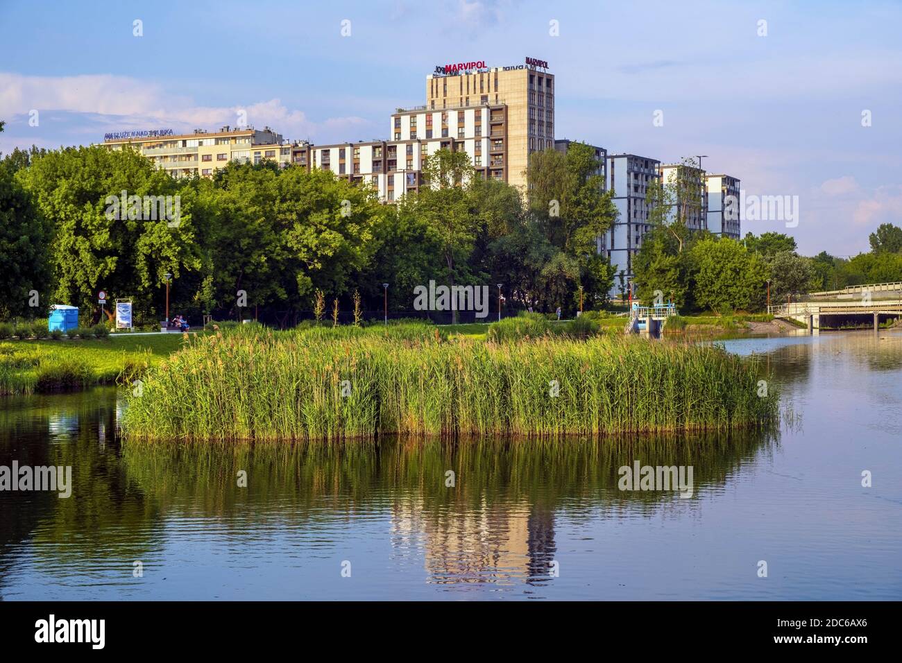 Warschau, Mazovia/Polen - 2019/06/06: Panoramaaussicht auf den Warschauer Stadtteil Sluzew, Polen mit seinen Grünflächen und der modernen Wohnanlage Stockfoto