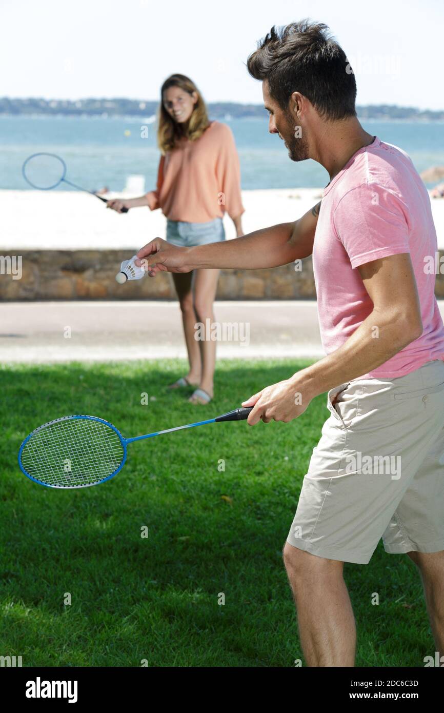 Junges Paar spielt Badminton im Park Stockfoto