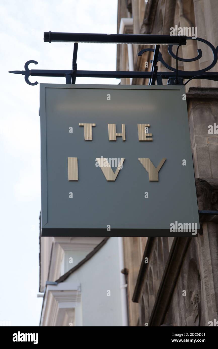 Das Ivy-Schild, das über einem Restaurant in Oxford in Großbritannien hängt, aufgenommen am 15. September 2020 Stockfoto