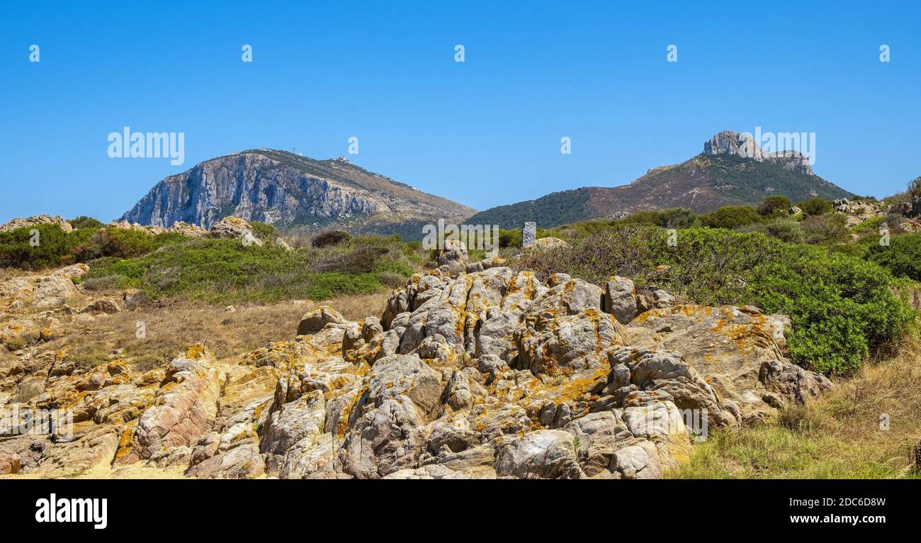 Panoramablick auf die Kapklippen und Felsen von Capo Figari mit Monte Ruju-Mount an der Tyrrhenischen Meeresküste in Golfo Aranci, Sardinien, Italien Stockfoto