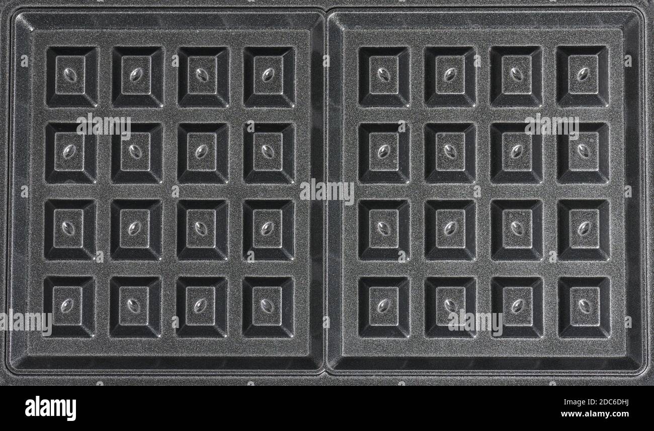 Teflonabdeckung aus schwarzem Metall, Form der Waffelmaschine aus nächster Nähe Anzeigen Stockfoto