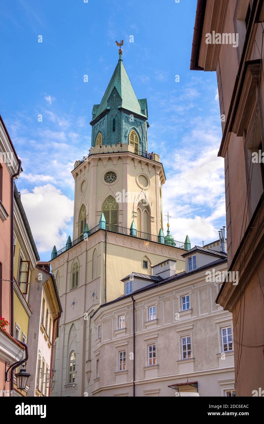 Lublin, Lubelskie/Polen - 2019/08/18: Neogotischer Trinitatisturm - bekannt als Trinitatistor - im historischen Altstadtviertel Stockfoto