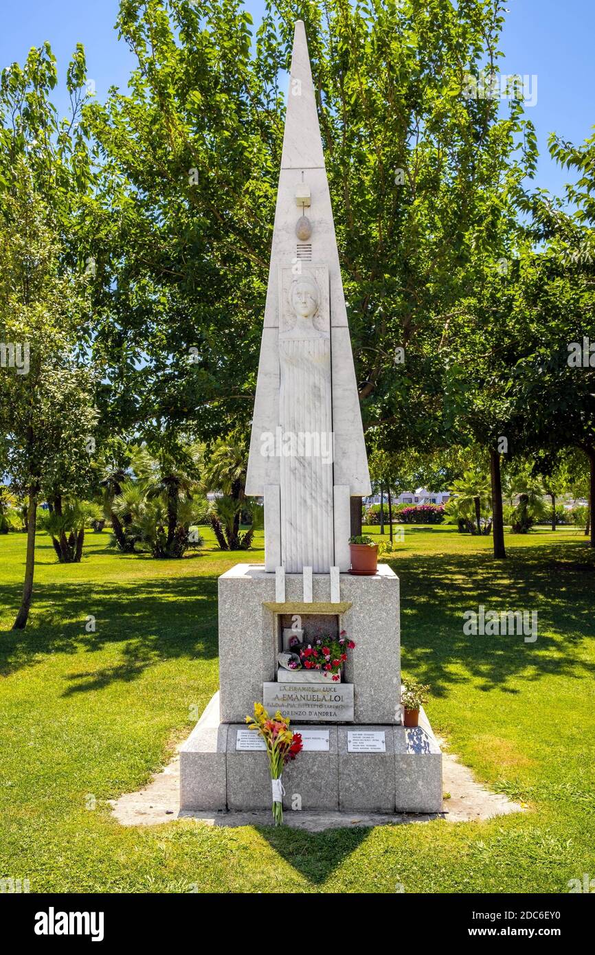 Olbia, Sardinien / Italien - 2019/07/21: Olbia, Sardinien / Italien - 2019/07/21: Denkmal von Emmanuela Loi - eine der ersten weiblichen Polizeibeamten in Italien, m Stockfoto