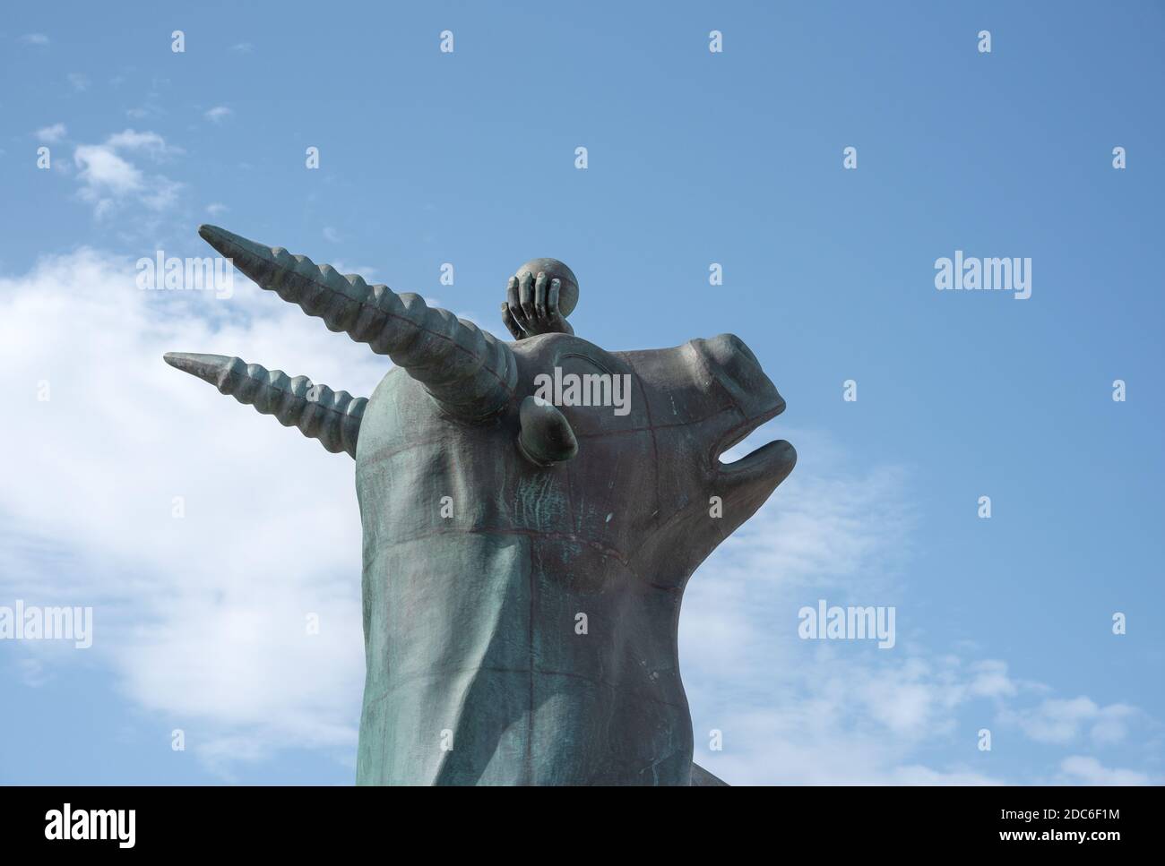 Agios Nikolaos, Kreta, Griechenland - 18. Oktober 2020. Blick auf die Skulptur Europas auf einem Stier. Statue von Europa, Mutter von König Minos, Reiten ein Stockfoto