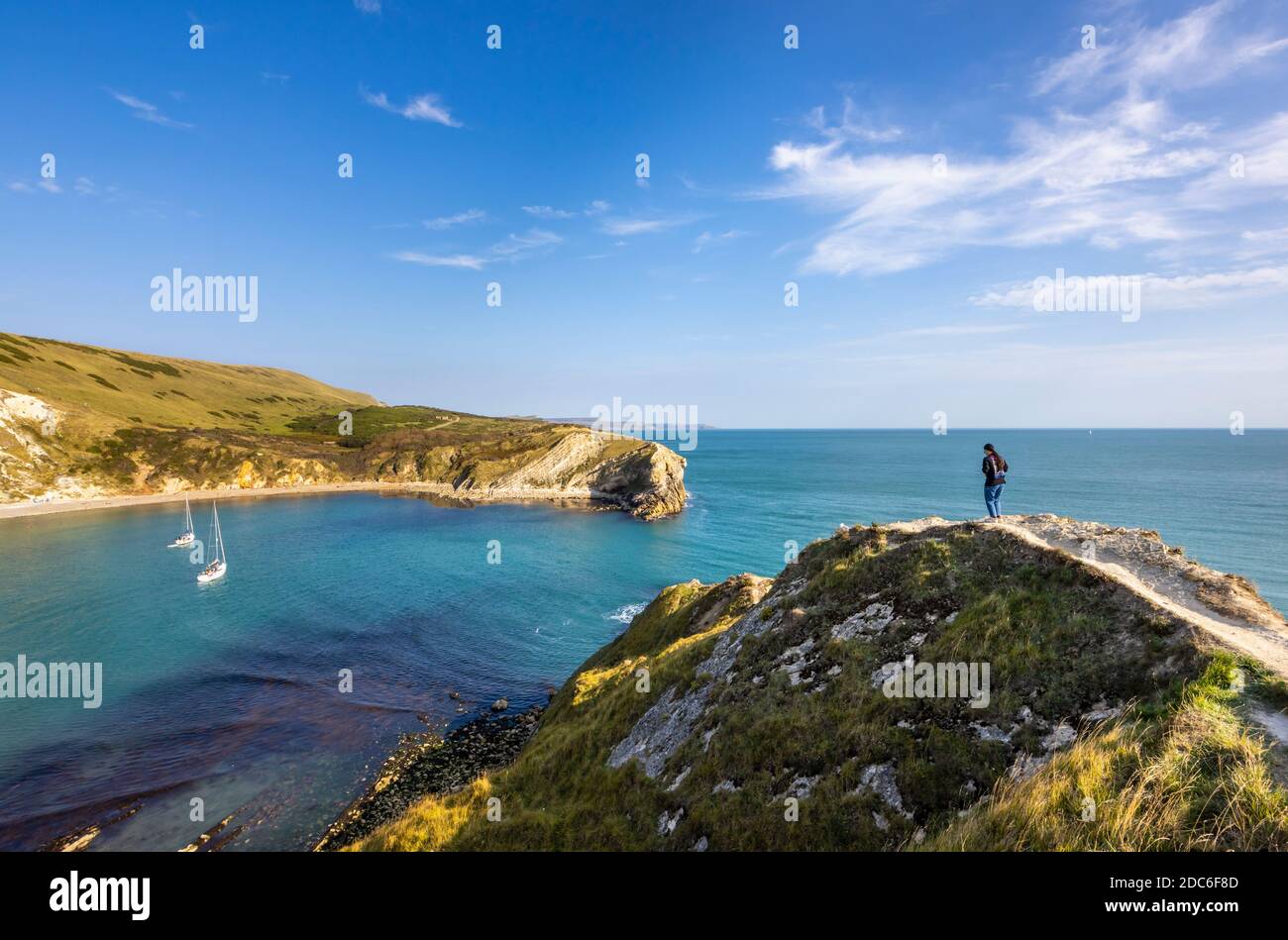 Malerischer Blick auf die Küste von Lulworth Cove und Portland Kalksteinfelsen auf der Jurassic Coast Weltkulturerbe in Dorset, Südwesten Englands Stockfoto