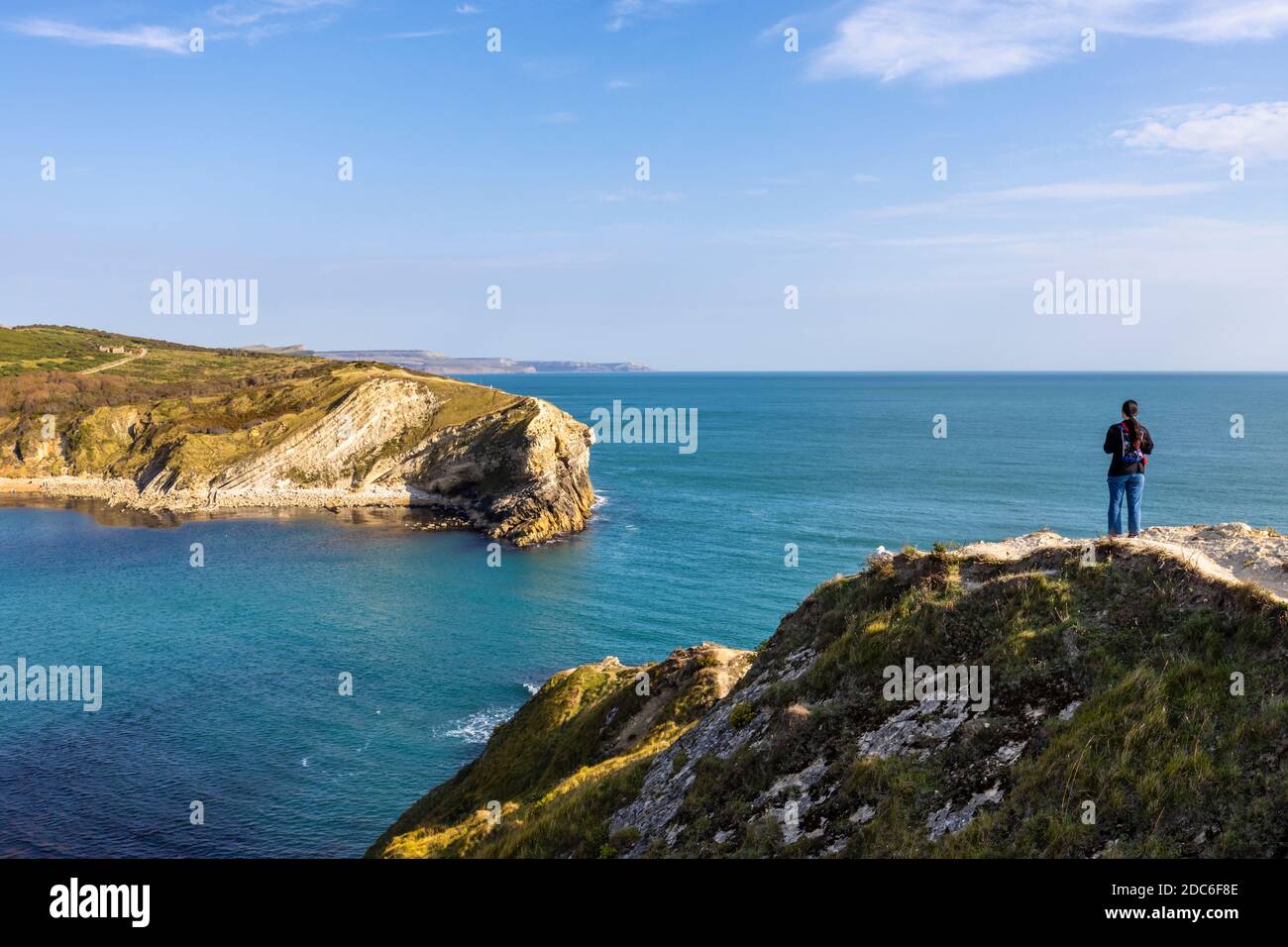 Malerischer Blick auf die Küste von Lulworth Cove und Portland Kalksteinfelsen auf der Jurassic Coast Weltkulturerbe in Dorset, Südwesten Englands Stockfoto