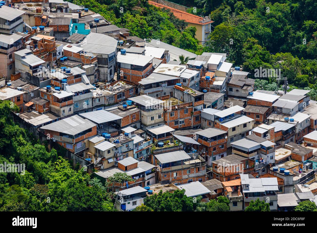Blick auf die Dächer von Favela Santa Marta in Morro Dona Marta von Mirante Dona Marta, einem Aussichtspunkt im Tijuca Nationalpark in Rio de Janeiro, Brasilien Stockfoto