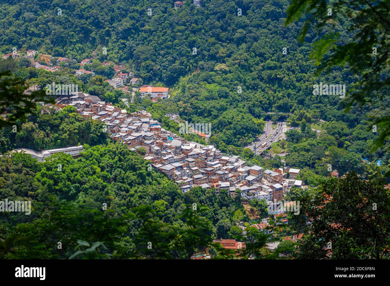 Panoramablick auf Favela Santa Marta in Morro Dona Marta von Mirante Dona Marta, einem Aussichtspunkt im Tijuca Nationalpark in Rio de Janeiro, Brasilien Stockfoto