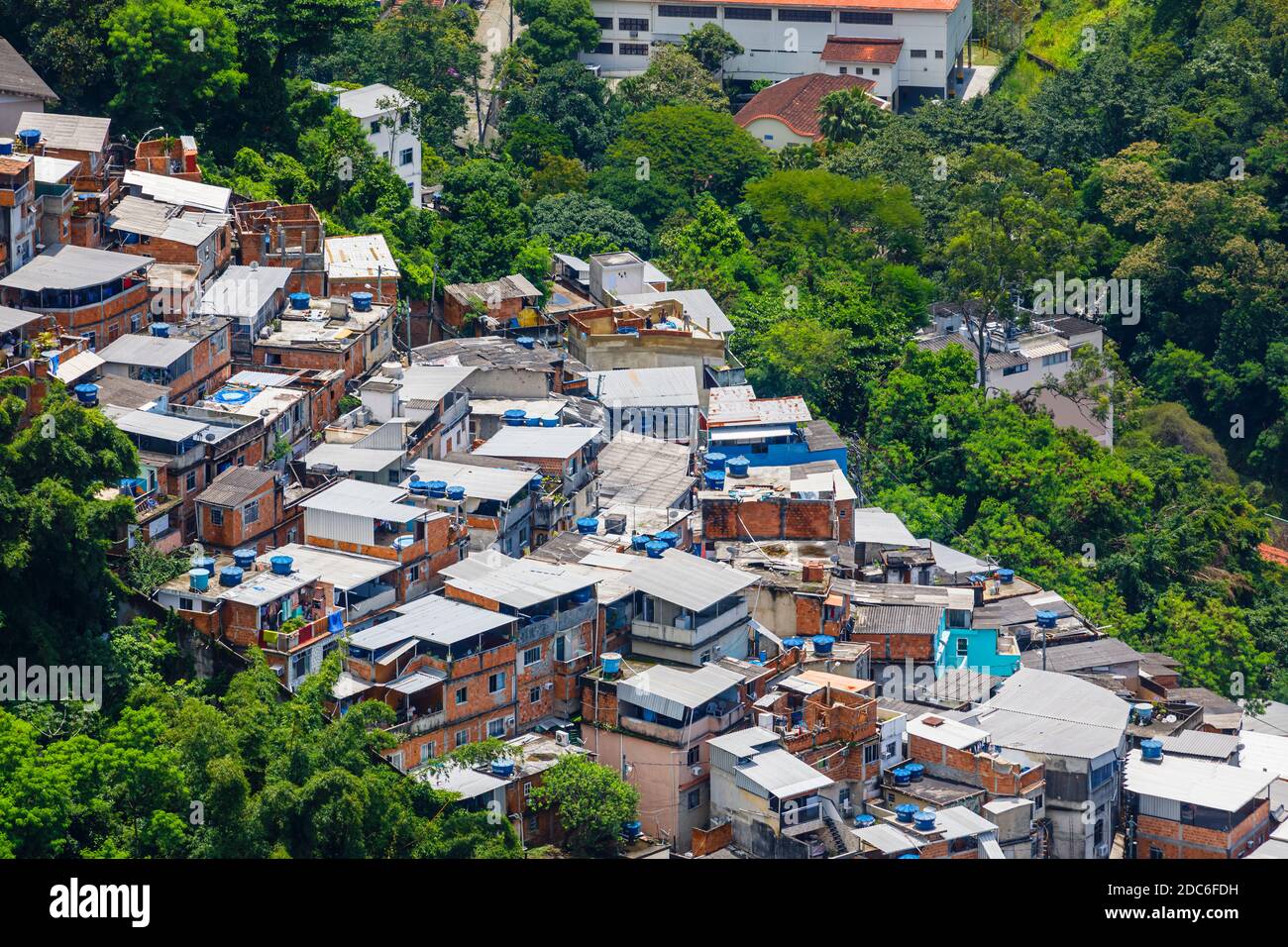Blick auf die Dächer von Favela Santa Marta in Morro Dona Marta von Mirante Dona Marta, einem Aussichtspunkt im Tijuca Nationalpark in Rio de Janeiro, Brasilien Stockfoto