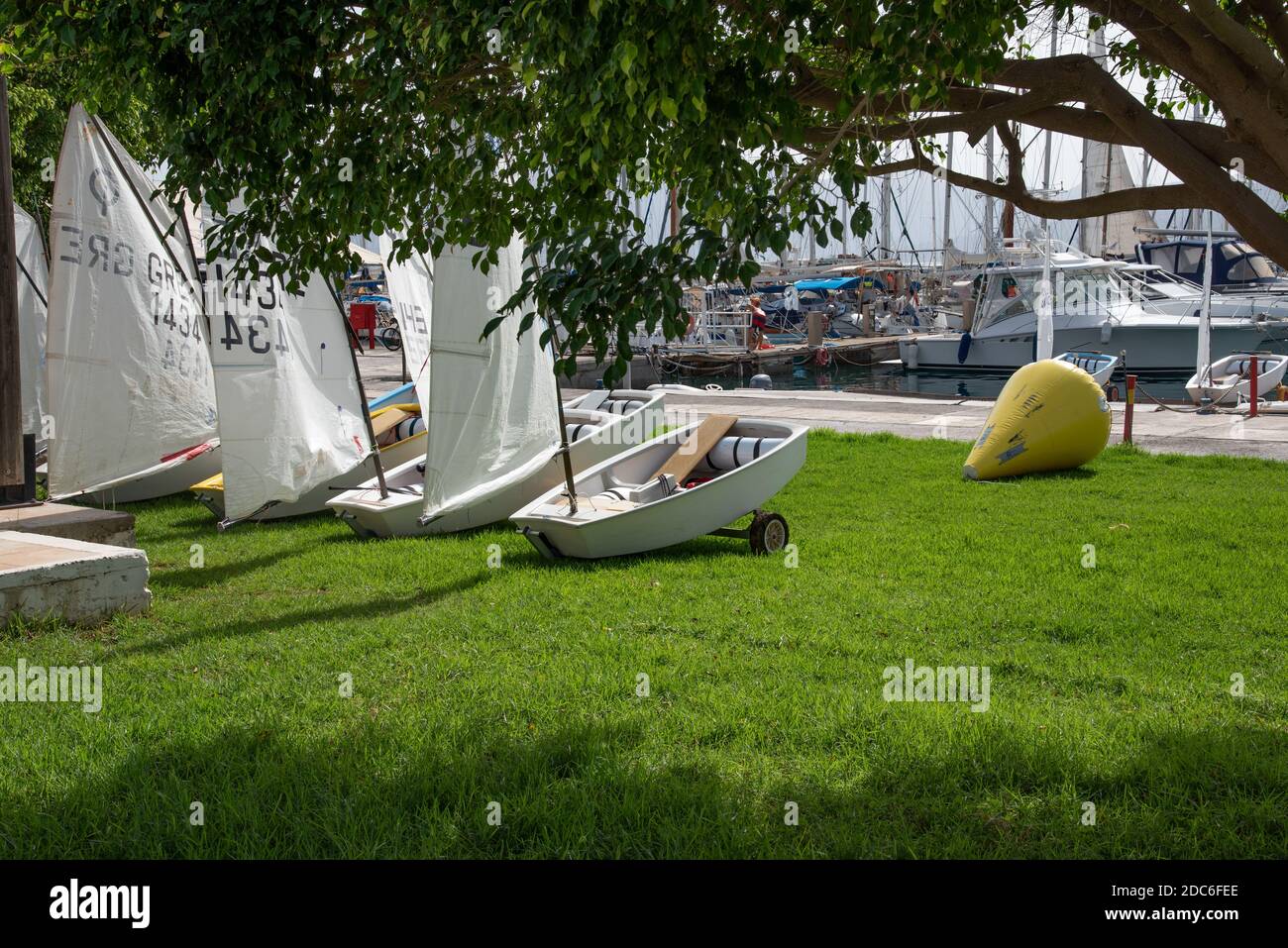 Agios Nikolaos, Kreta, Griechenland - 18. Oktober 2020. Segelschule für Kinder wenige kleine Segelboote im Hafen bereiten sich auf den Unterricht in Agios Nikolaos vor Stockfoto