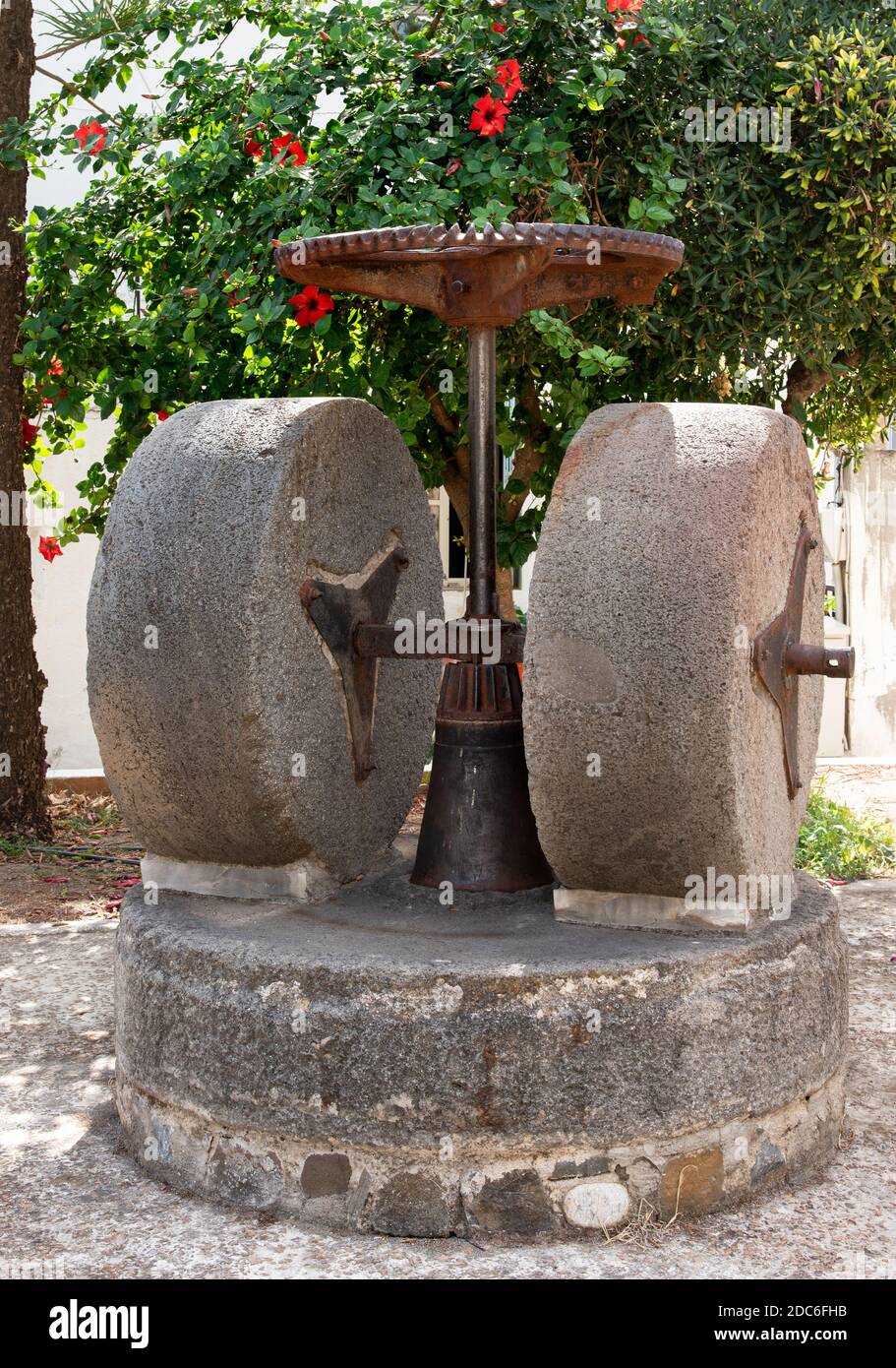 Zwei Mühlsteine Presse zum Abpressen von Öl aus Oliven in Agios Nikolaos, Griechenland Stockfoto