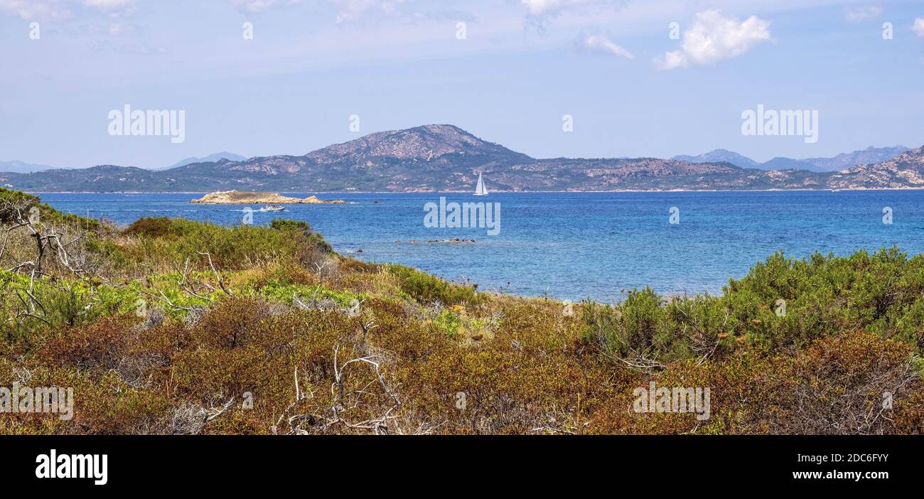 Panoramablick auf die Halbinsel Spalmatore di Terra von Marine Naturschutzgebiet mit Meeresfelsen der Insel Isola Tavolara auf Tyrrhenischen SE Stockfoto