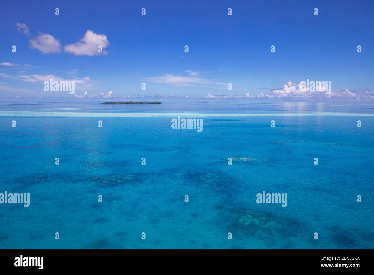 Luftaufnahme auf tropischen Inseln. Malediven Insel, Korallenriff, malerische Naturlandschaft, Seeseite. Erstaunlich schöne Luftdrohne Ansicht Stockfoto