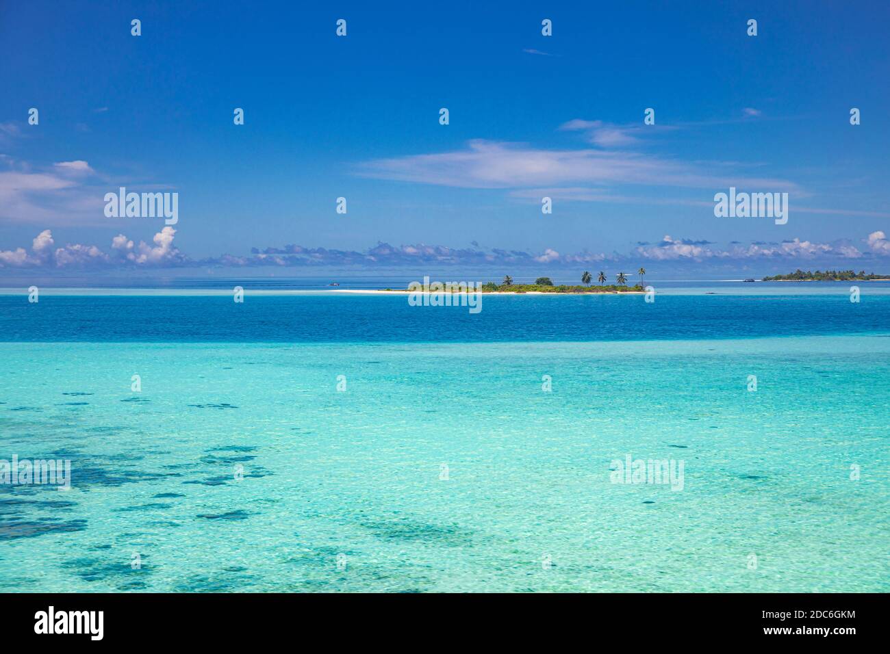 Luftaufnahme auf tropischen Inseln. Malediven Insel, Korallenriff, malerische Naturlandschaft, Seeseite. Erstaunlich schöne Luftdrohne Ansicht Stockfoto