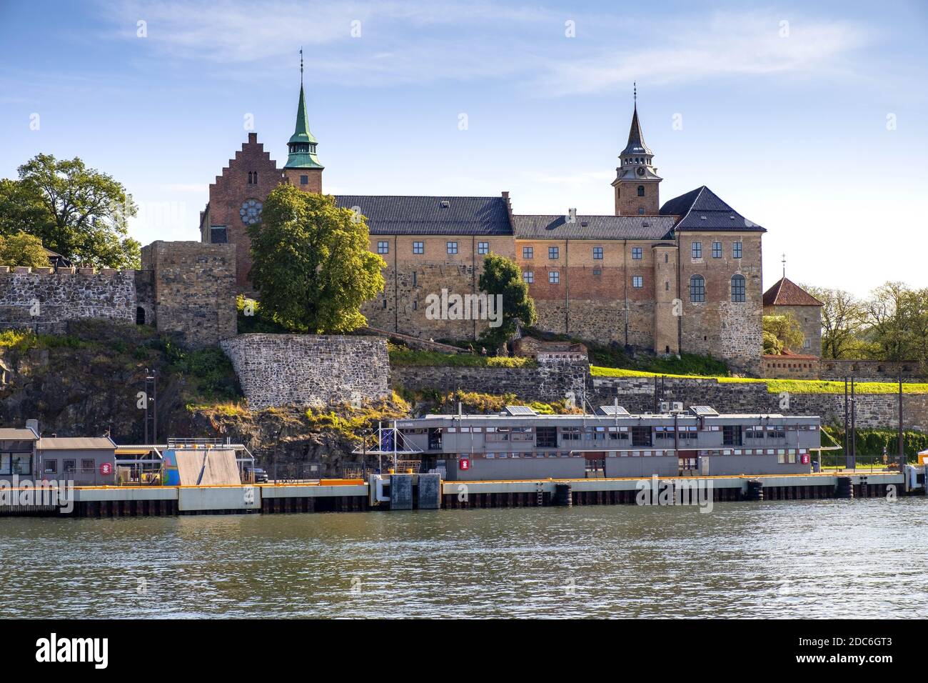 Oslo, Ostlandet / Norwegen - 2019/09/02: Panoramablick auf die mittelalterliche Akershus Festung - Akershus Festning - historische königliche Residenz am Oslofjorden Meer Stockfoto