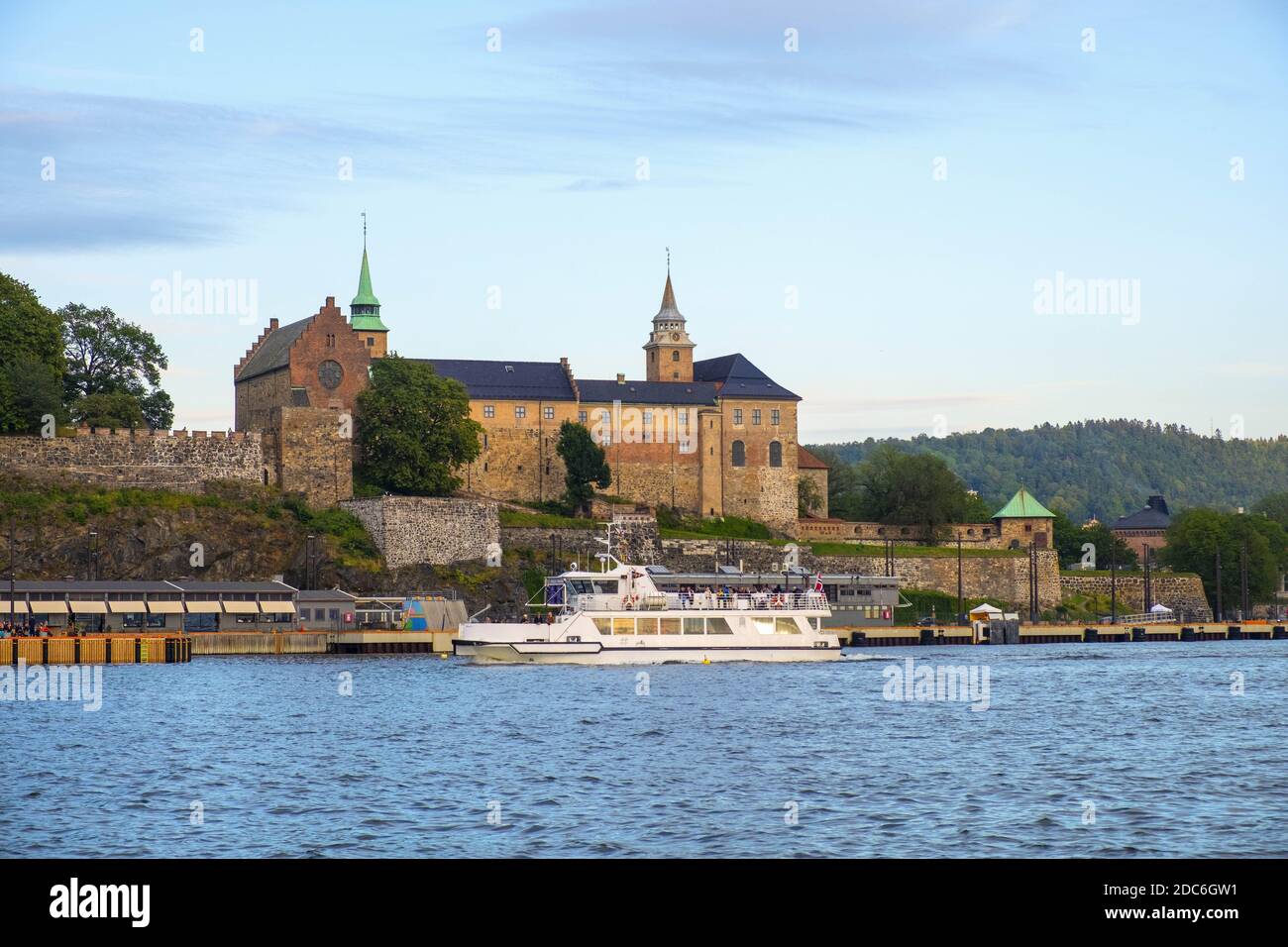 Oslo, Ostlandet / Norwegen - 2019/08/31: Panoramablick auf die mittelalterliche Akershus Festung - Akershus Festning - historische königliche Residenz am Oslofjorden Meer Stockfoto