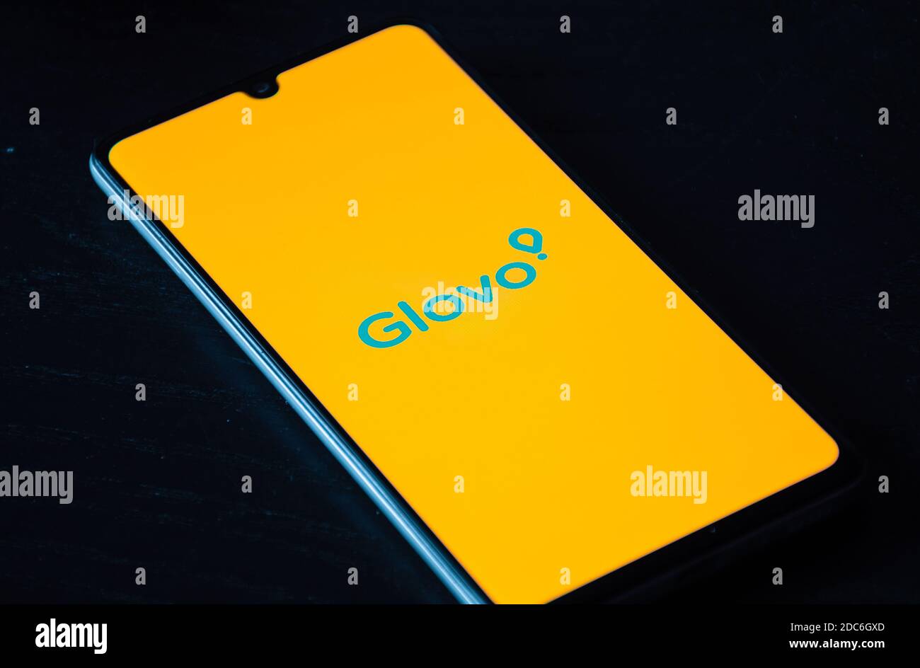 Glovo, Lebensmittelbestellung und Lieferservice. Essen zum Mitnehmen während der Covid- oder Coronavirus-Pandemie, App auf dem Smartphone Stockfoto