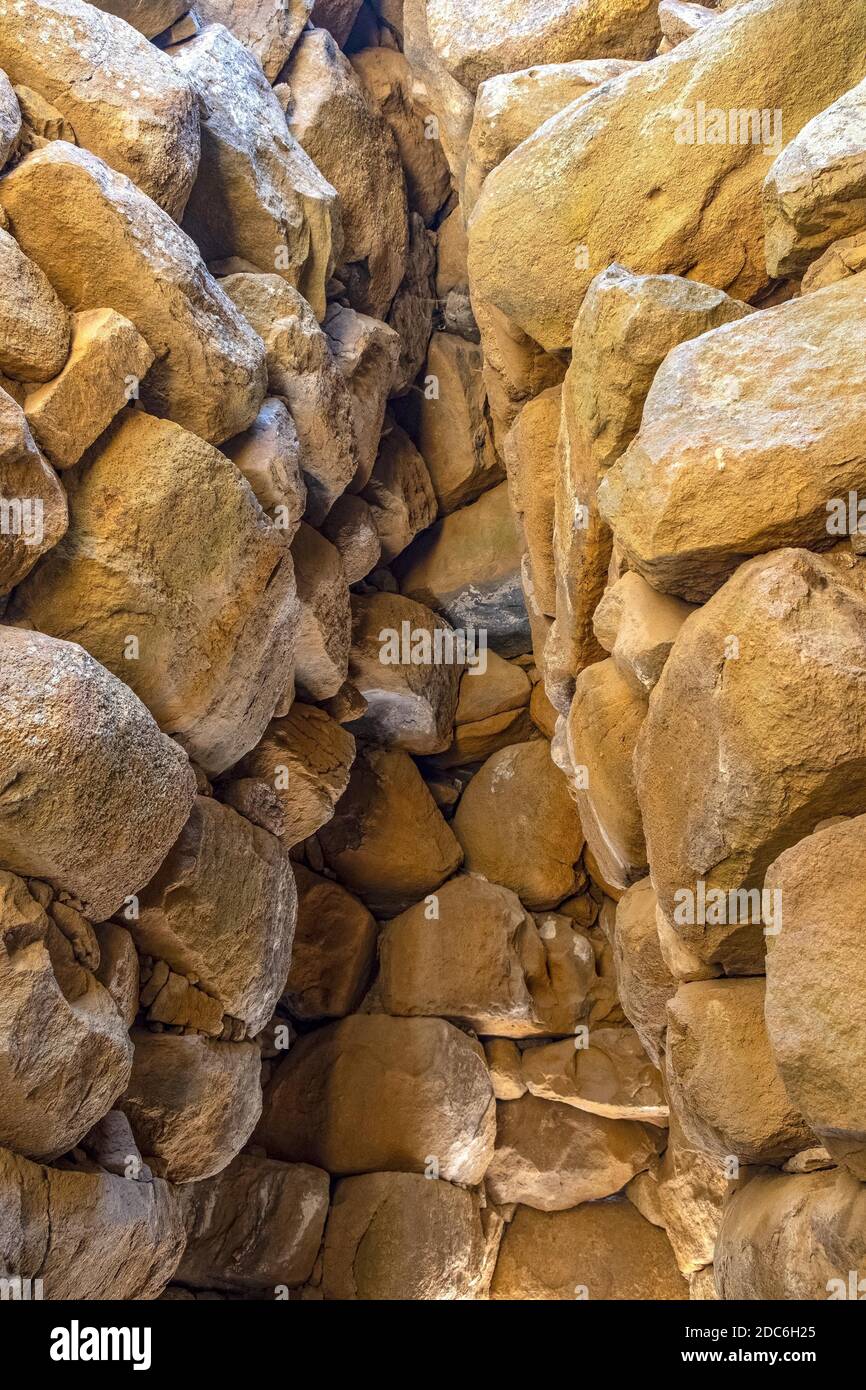 Arzachena, Sardinien / Italien - 2019/07/19: Archäologische Ruinen der nuraghischen Komplex La Prisgiona - Nuraghe La Prisgiona - mit Innenraum aus Stein Turm Stockfoto